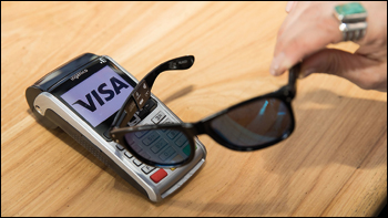 Occhiali al posto della carta di credito