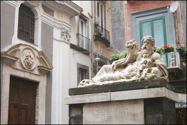 Le statue di Napoli, simbolo del declino 
