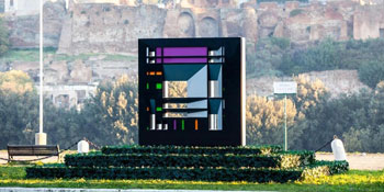 L’incursione artistica: il “Cubo” di Visalli 