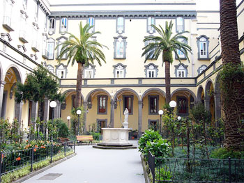 Napoli, un dedalo di antichi chiostri 