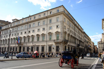 Poveri ma belli fuori da Palazzo Chigi