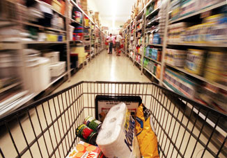 Commercio: reggono solo gli alimentari