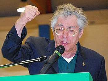 Bossi si ricandida, la Lega lo scarica 