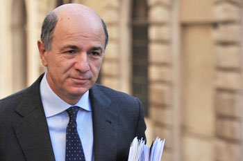 Decreto sviluppo, Passera resta solo 