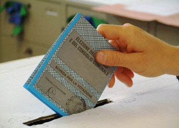 I partiti cedono il passo a Grillo e Idv 