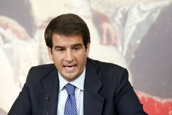 Fitto a tutto campo tra la sinistra e il Cav 