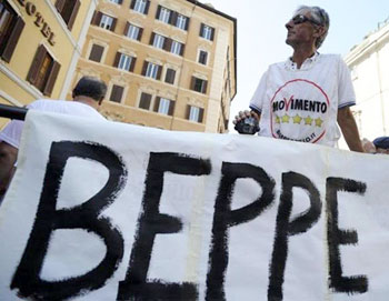 I fedelissimi di Grillo in piazza Montecitorio 