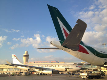 Alitalia non fallisce   e paga tutto Poste 