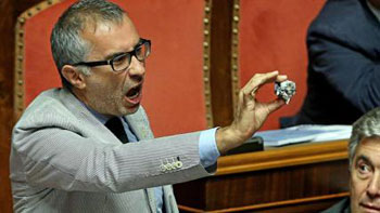Le nostre Istituzioni   e le palline di carta 