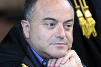 Il biglietto da visita   di Gratteri “Manettaro” 