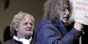 M5S: Renzi scelga, o noi o il Cavaliere 
