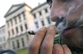 Droga, legalizziamo la nostra ipocrisia 
