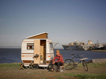 Abbandonano la casa e fuggono in camper 
