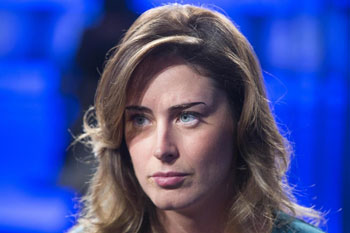 La standing ovation per il ministro Boschi 