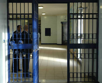 Perquisizioni in cella: un abuso vergognoso 