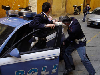 La libertà violata, ore 6,40: aprite Polizia! 