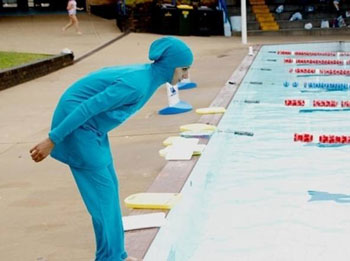 Vicino a Milano c’è  una piscina pubblica... 