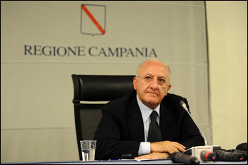De Luca e l’arma della caricatura di sé 