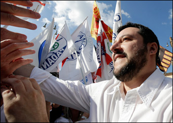 Barba, zaino e felpa:   la politica scamiciata 