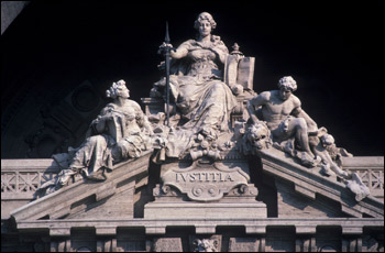 La deriva giudiziaria 