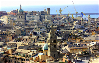 Coprifuoco a Genova, i cittadini ballano 