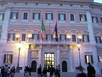Chiudiamo le fabbriche di scartoffie 