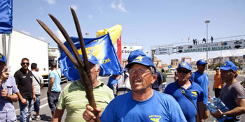 Dirigenza di ottusi contro le proteste 