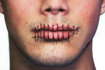 Bocche cucite e ipocriti dell’accoglienza 