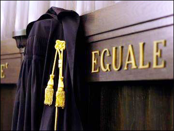 Pm in carcere e aumenti di stipendio 