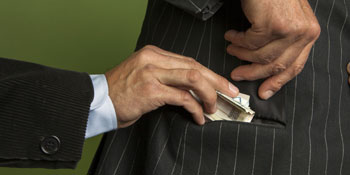 Corruzione/decrescita  infelice ed autoritaria 