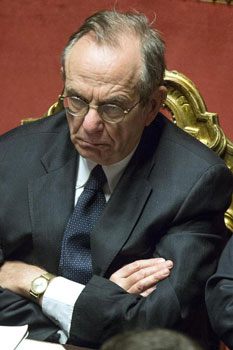 L’inquietante silenzio di Pier Carlo Padoan 
