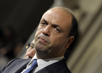 Alfano va da Renzi con il cappello in mano 