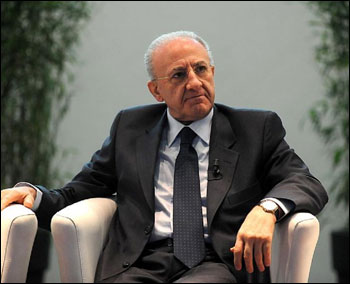 Cosa si cela dietro lo scandalo De Luca? 