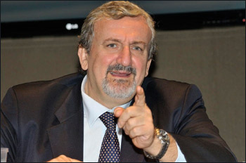 Sulla strada di Renzi<br/>spunta Emiliano 