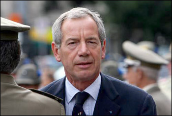 Il centrodestra e il   rompicapo Bertolaso 