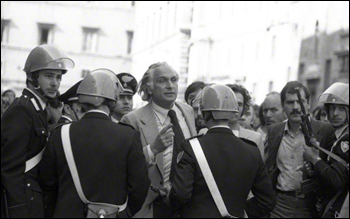 Partito Radicale:   pullman per Rebibbia 