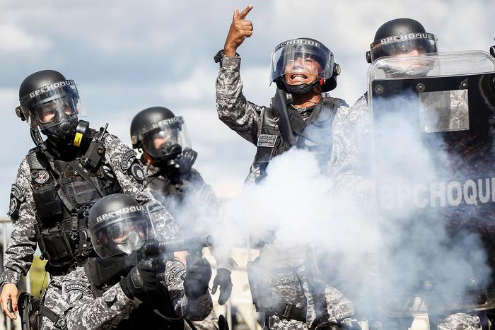 Brasile, scontri tra esercito e manifestanti nella capitale