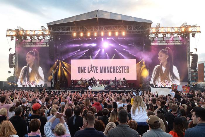 Manchester canta il suo “no” al terrore