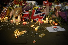 Se l’Europa reagisce con le candele e gli orsacchiotti 