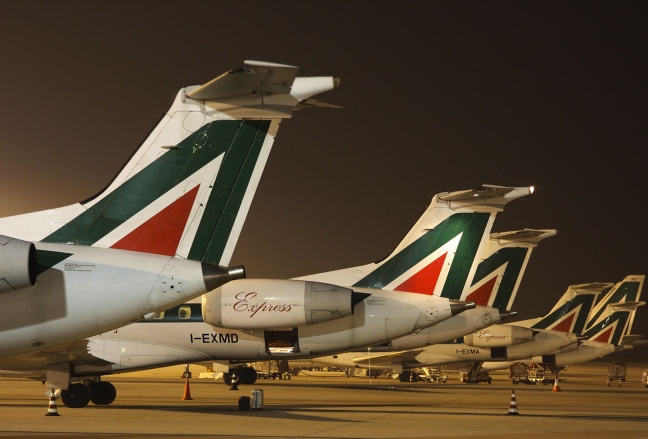 Alitalia, 32 offerte sul tavolo del notaio