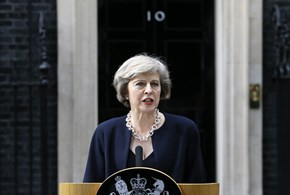 Gli inglesi vogliono le dimissioni della premier Theresa May 