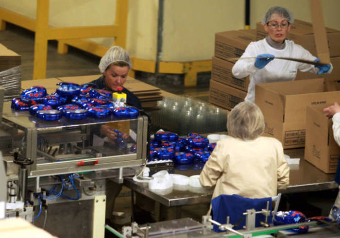 Istat, leggero calo della produzione industriale (-0,4%)