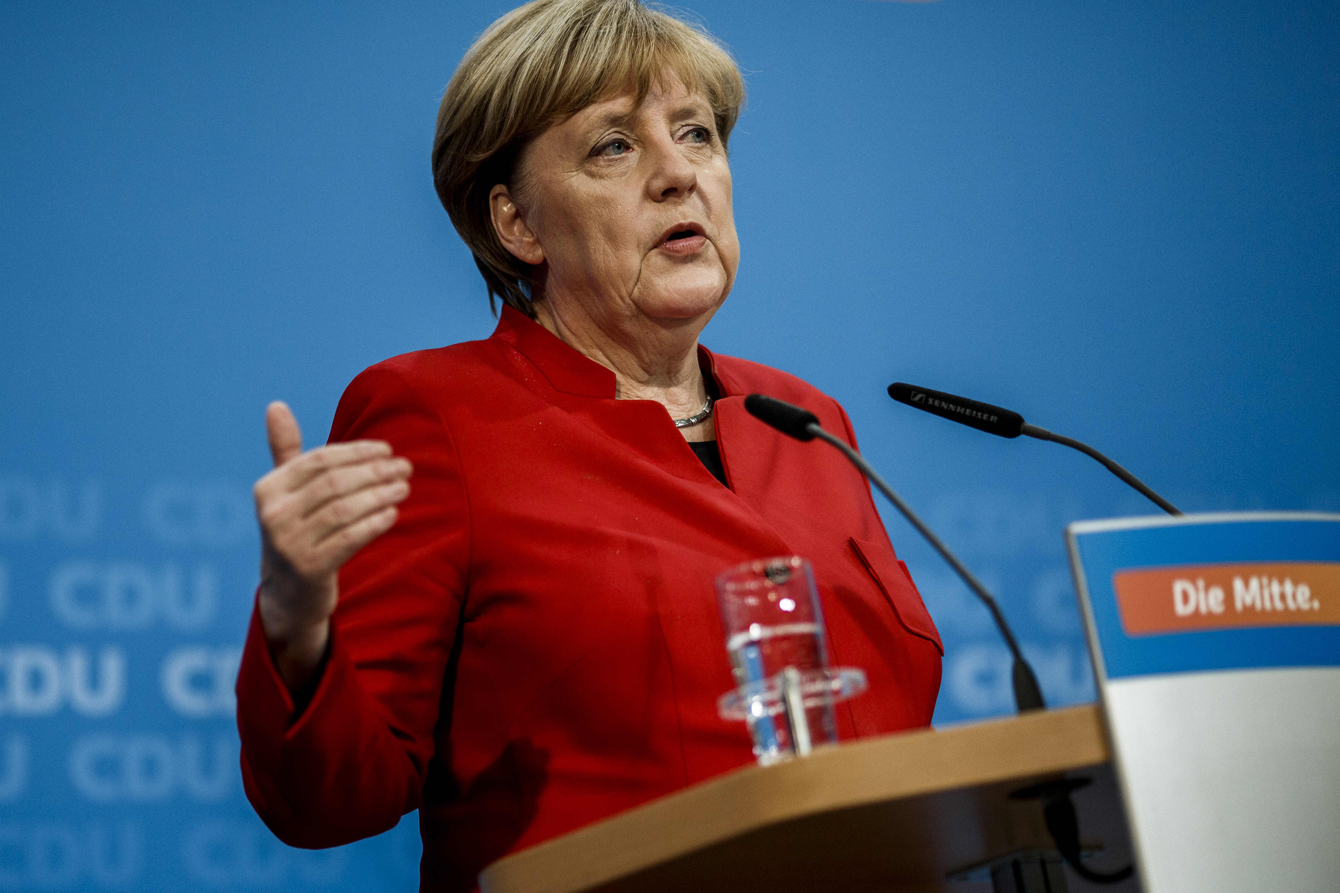 La Merkel fra il Cavaliere e Salvini