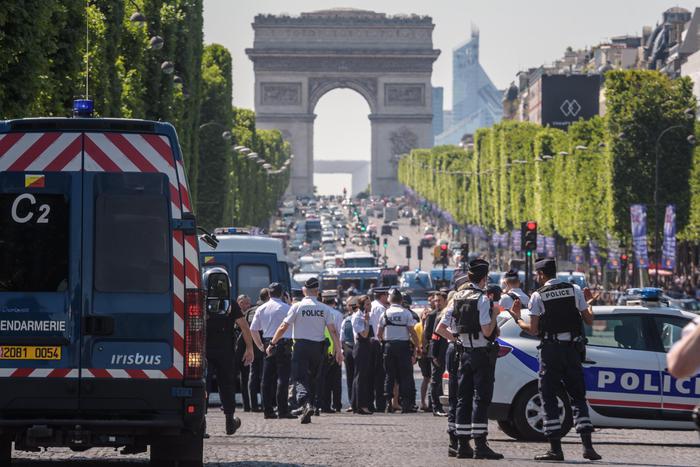 Parigi: il terrorista degli Champs Elysées era segnalato dal 2013