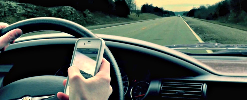 Smartphone al volante: il 57% degli under 25 lo usa per la chat