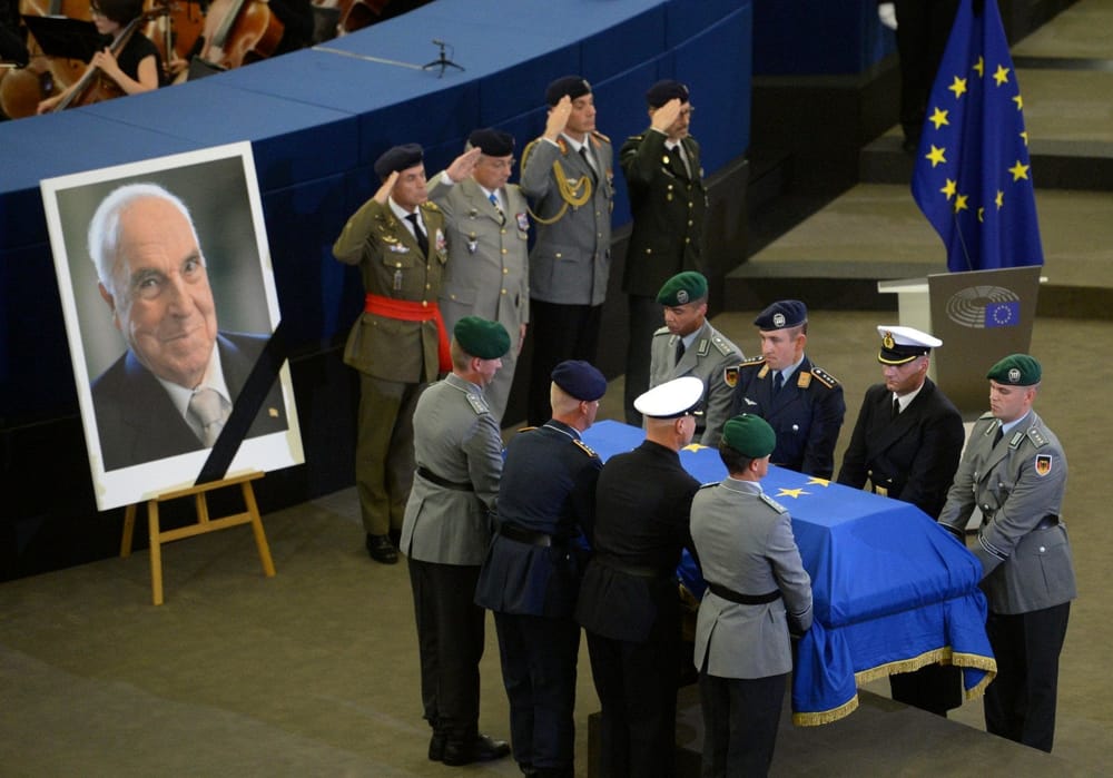 L’inchino a Kohl: primo funerale di stato-Ue