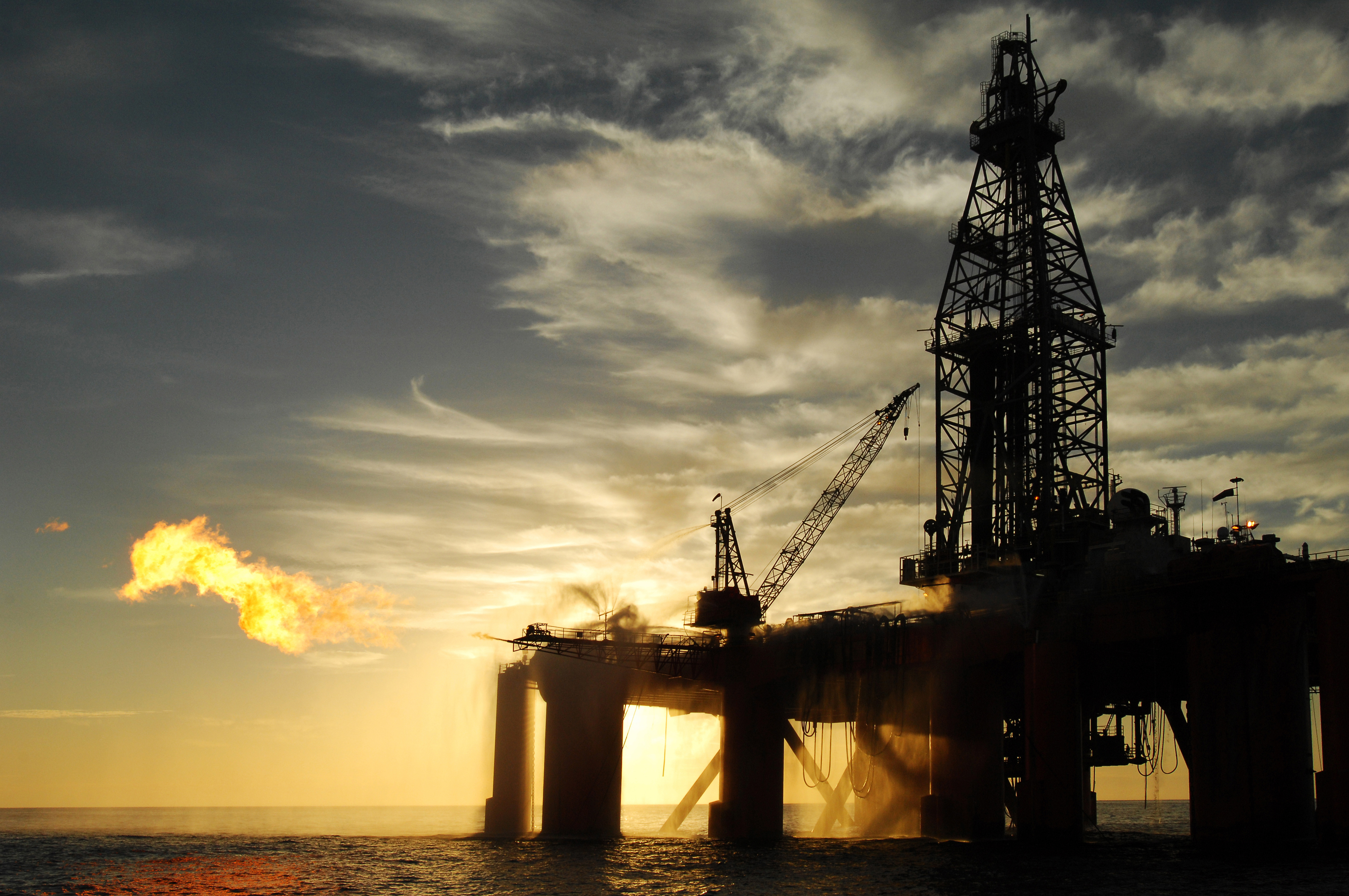 Ai francesi il petrolio, a noi i migranti 