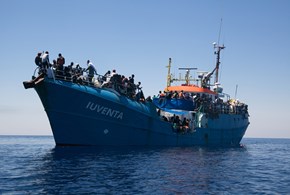 Il traffico di migranti rallenta, buon segno