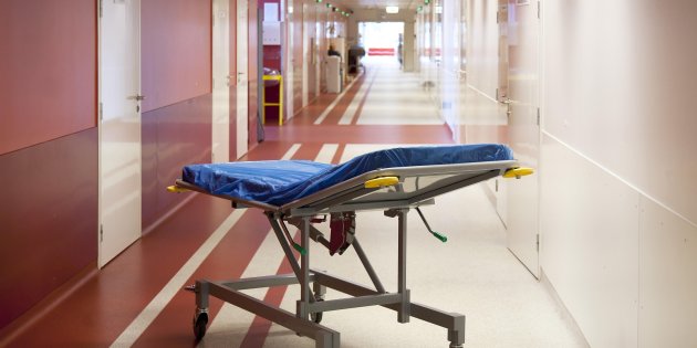 Muore in corsia, salma per tre ore in bagno