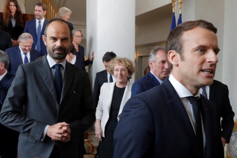 Francia: il premier presenta la riforma del lavoro (crolla la fiducia di Macron)